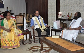 The Governor of Arunachal Pradesh Shri JP Rajkhowa and the First Lady of the State Smt Rita Rajkhowa with Sri Sri Ravi Shankar, founder of Art of Living at Raj Bhavan, Itanagar on 16th April 2016.